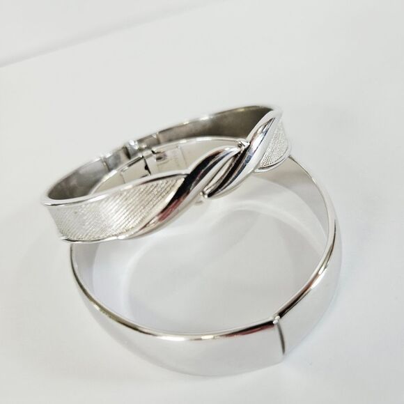 Vintage Monet Signed Set of 2 Silver Tone Hinged Clamper Style Bangle Bracelets - Picture 3 of 7